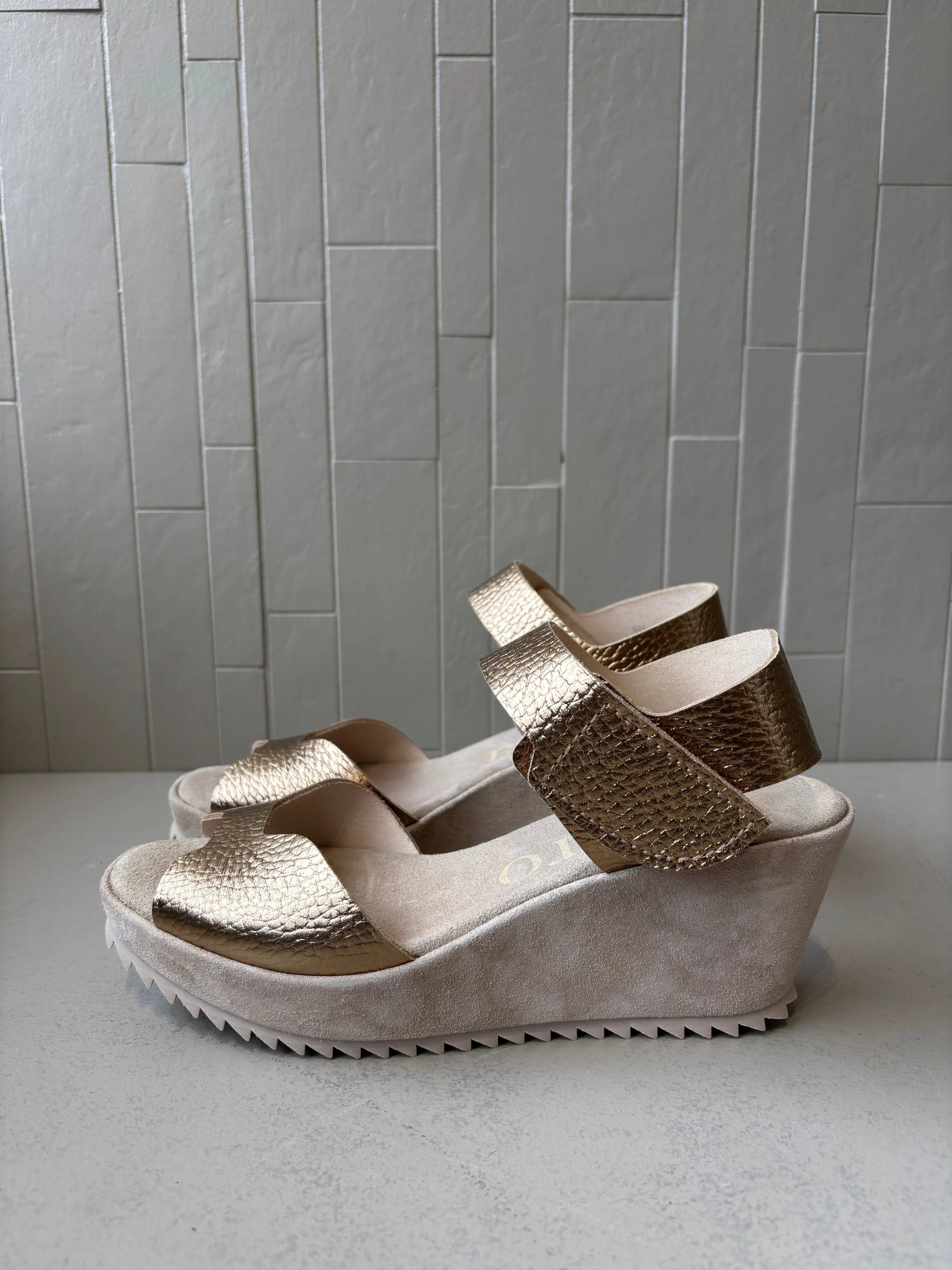 Fama Cava Cuervo Wedge Sandal