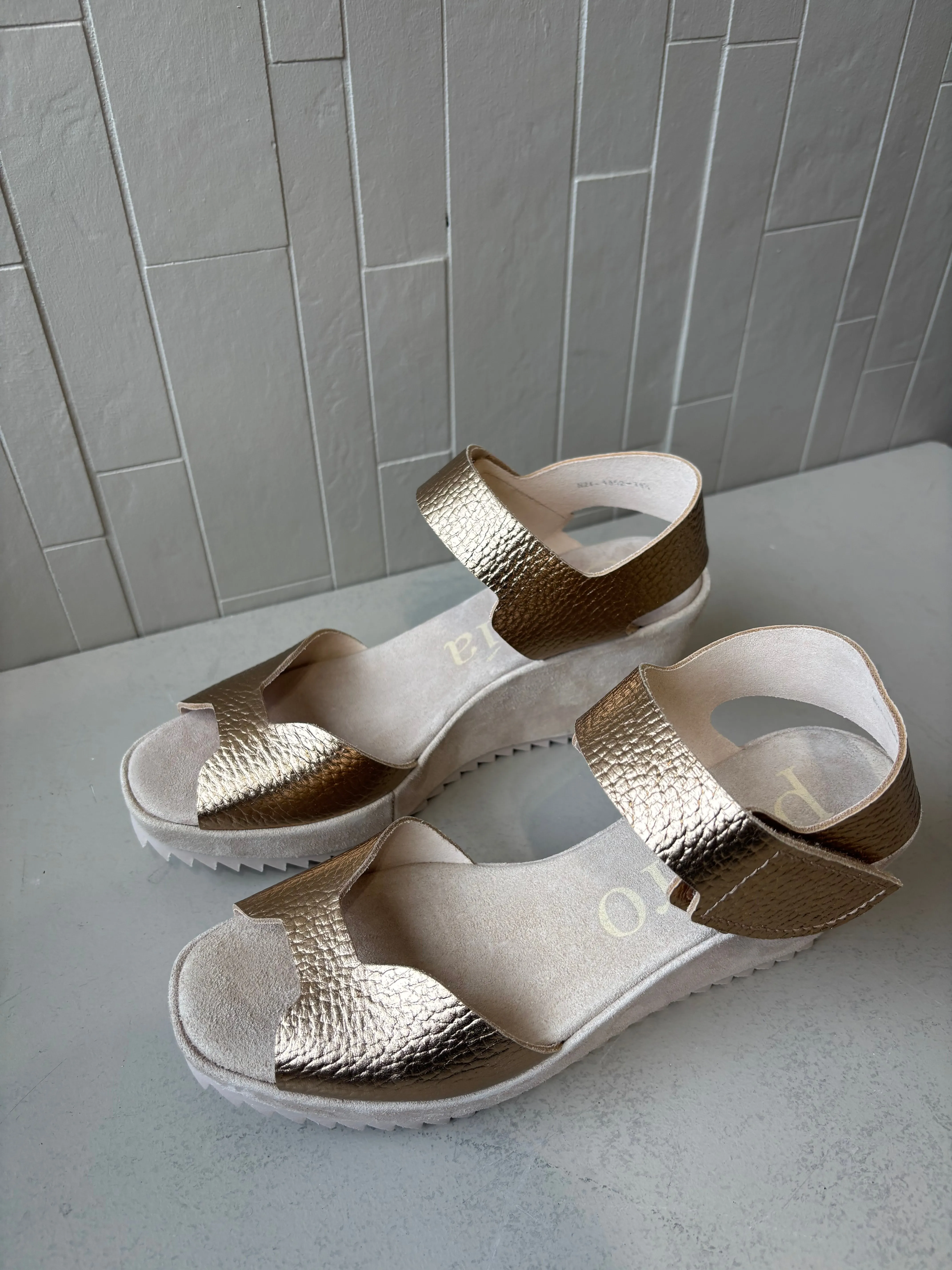 Fama Cava Cuervo Wedge Sandal