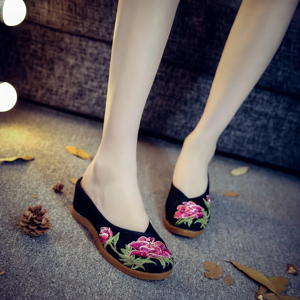 Ladies Embroidered Shoes Comfortable Flat Round Toe Shoes Loafers Chinese Canvas Shoes Slippers Cute