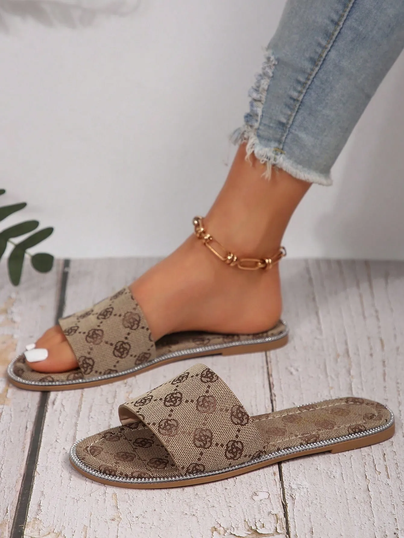 Outdoor Comfortable & Fashionable Strappy Flat Sandals For Vacation