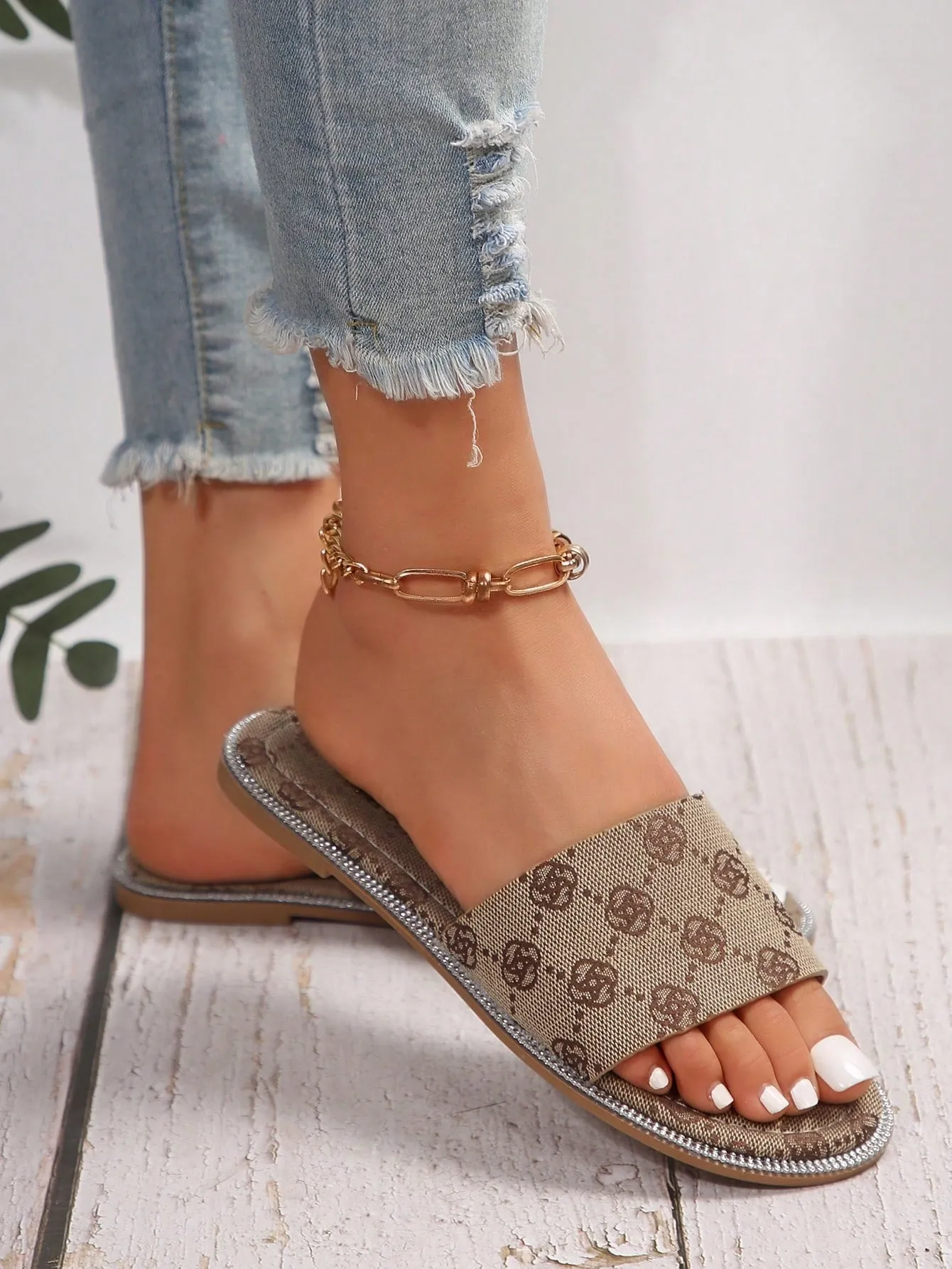 Outdoor Comfortable & Fashionable Strappy Flat Sandals For Vacation